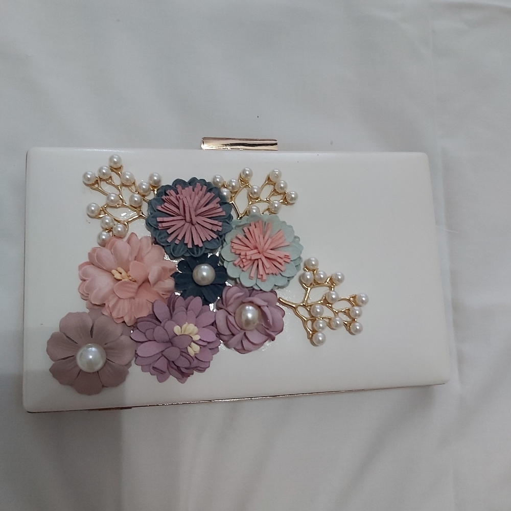 ⚡️Sale⚡️Party wear clutch white floral